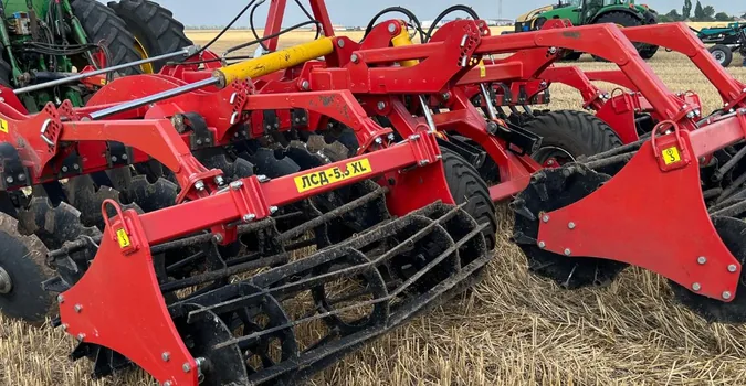 Дискова борона лущильник ЛСД-5.3 XL працює по стерні з рослинними рештками